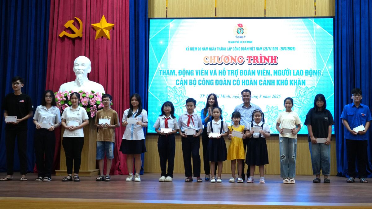 Trao hoc bong Nguyen Duc Canh cho cac em hoc sinh la con doan vien nguoi lao dong vuot kho, hieu hoc. Anh: Thanh An