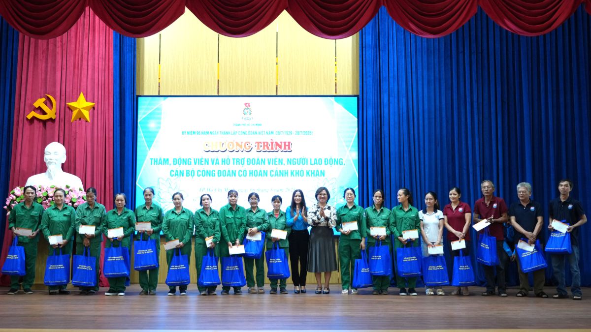 호치민시 노동총연맹 어려운 환경에 처한 조합원 및 노동자에게 선물 증정. 사진: 탄 안