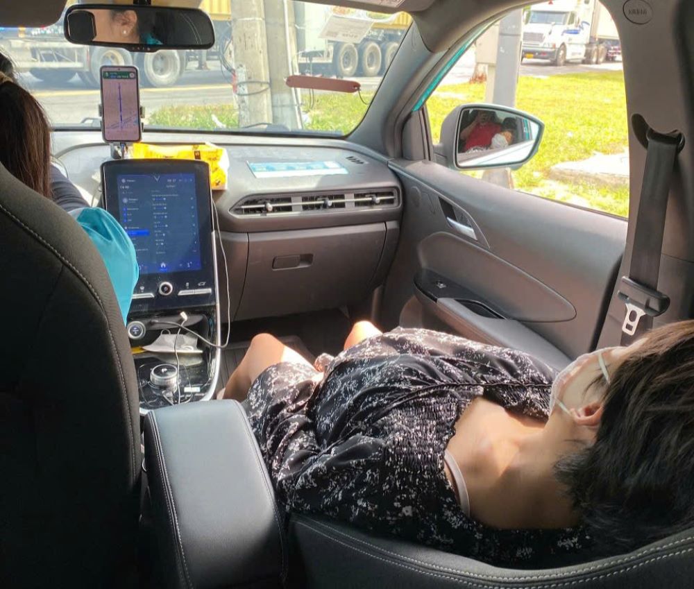 CSGTは混雑した交通路を封鎖し、産婦をトゥードゥ病院に安全に搬送するのを支援しています。写真:PC08