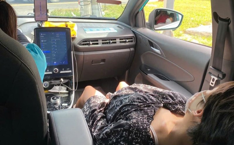 Traffic police opened roads through crowded traffic routes, supporting the safe transportation of pregnant women to Tu Du Hospital. Photo: PC08