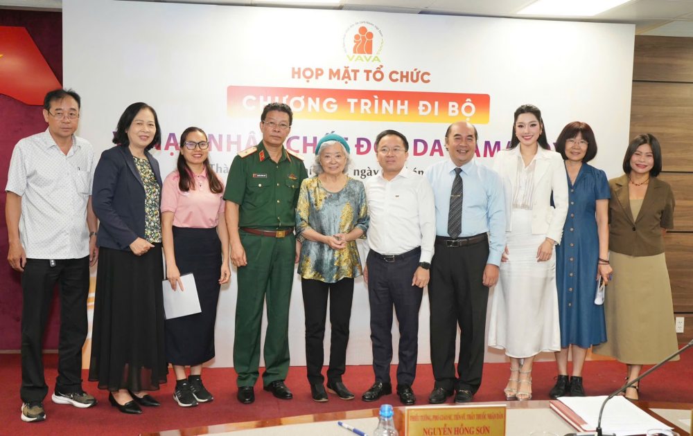 Ban to chuc trao qua tang dai dien cac gia dinh nan nhan chat doc da cam/dioxin. Anh: BTC