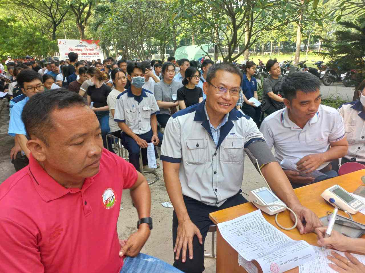 많은 노동자들이 Binh Duong에서 사람들을 구하기 위해 헌혈에 참여했습니다. 사진: Binh Duong 구 베트남 조국 전선 위원회 제공