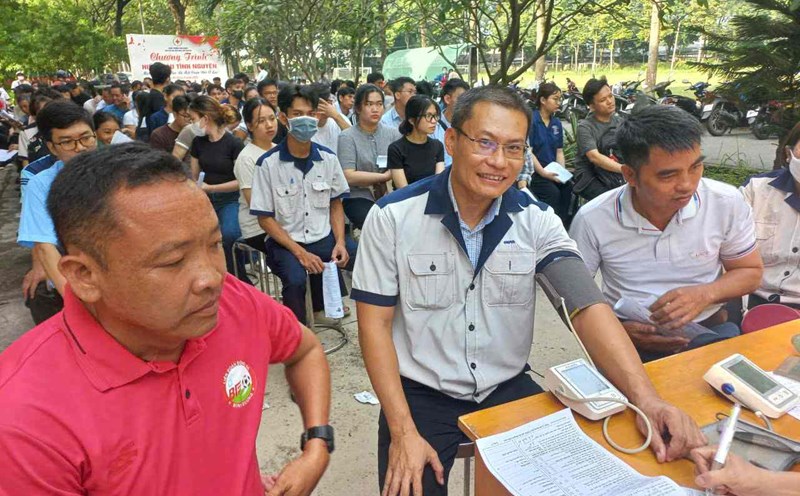 Many workers participated in donating blood to save lives in Binh Duong. Photo: Provided by the Vietnam Fatherland Front Committee of Binh Duong Ward