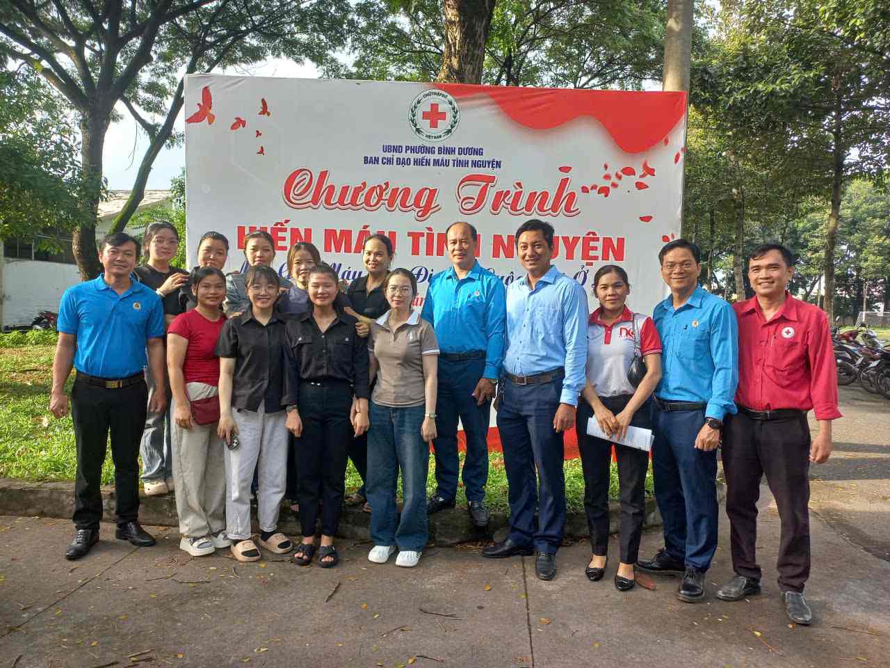 Co hon 300 don vi mau duoc hien tai chuong trinh. Anh: UBMTTQ phuong Binh Duong cung cap