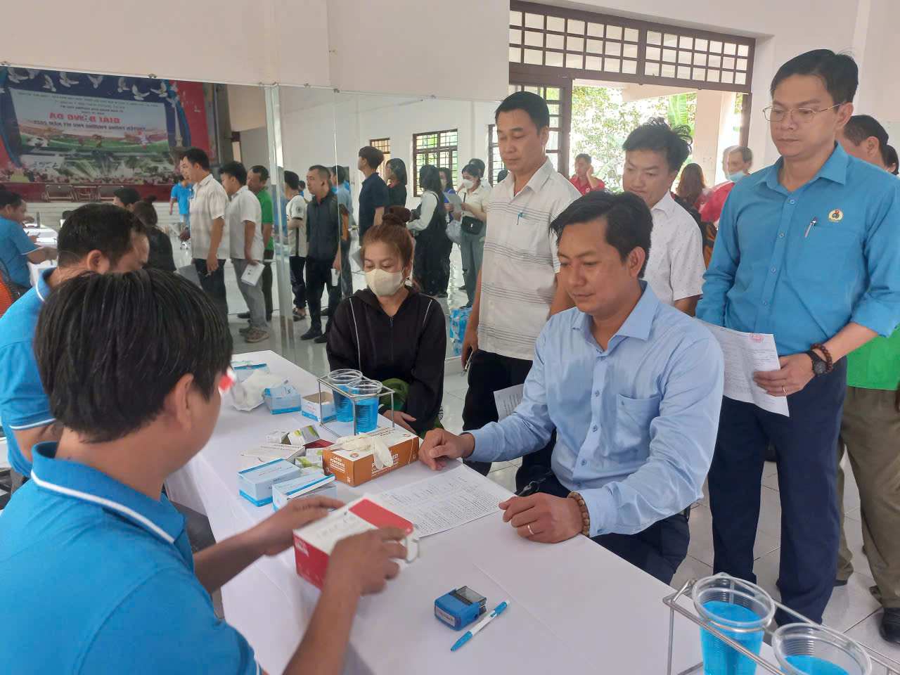 Co 350 nguoi tham gia chuong trinh hien mau.Anh: UBMTTQ phuong Binh Duong cung cap