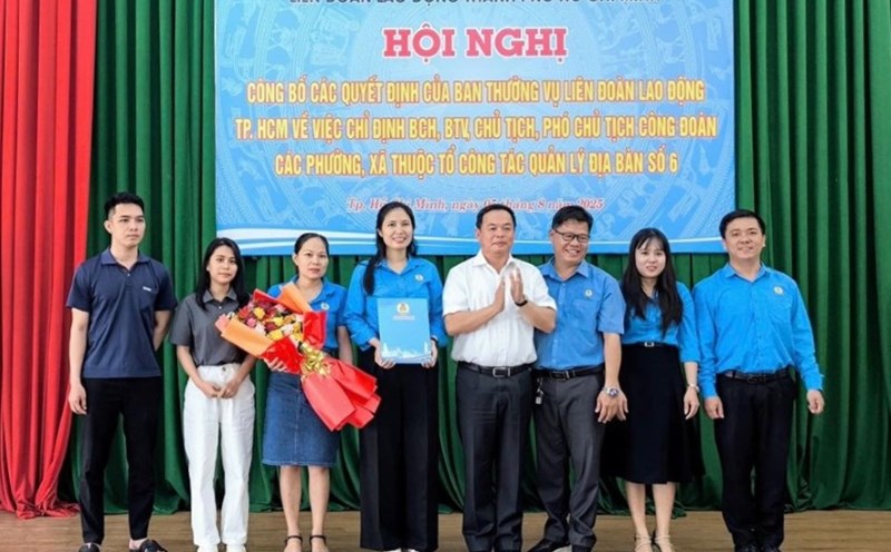 The Ho Chi Minh City Labor Federation announced and presented the decision on personnel work of the Nghia Thanh commune union. Photo: Phuong Chau