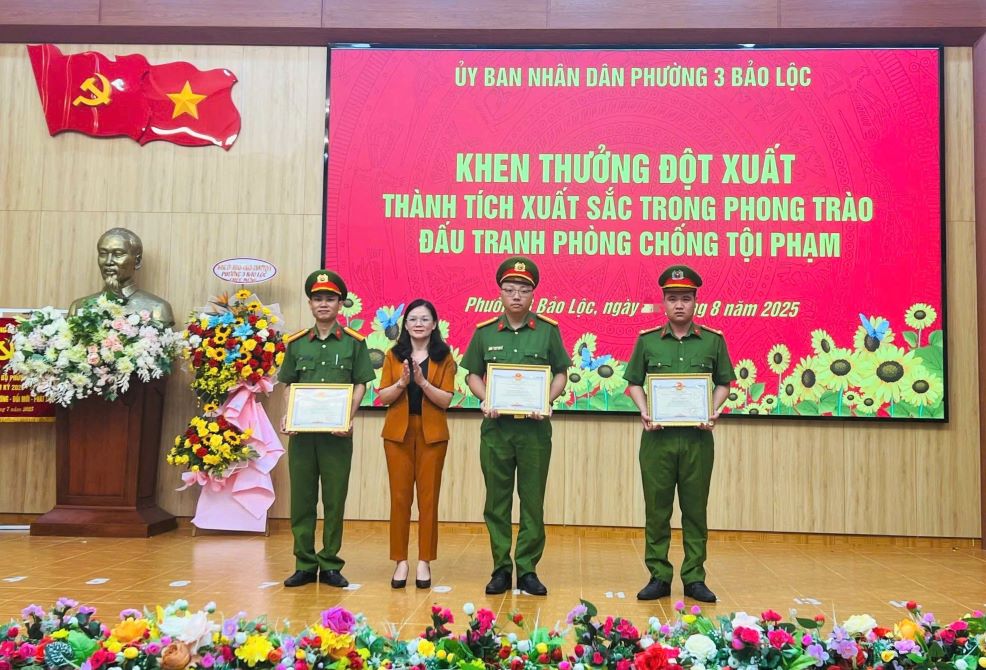 第3区の警察署Bao Loc、多くの役人と兵士は、偽の肥料生産施設の破壊に参加したときに報われました。写真：ラムホン