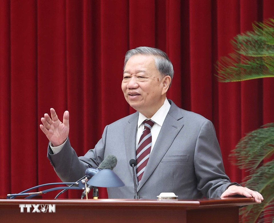 또 람 총비서가 지식인 간부 과학자 간부 예술가 대표들과의 만남에서 연설하고 있습니다. 사진: TTXVN