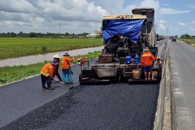 Hien cac nha thau dang duy tri 22 mui thi cong dong loat tren cong truong voi hon 80 thiet bi, may thi cong; 200 can bo ky thuat, lai may va cong nhan thi cong lien tuc; to chuc thi cong tang ca nhieu mui de hoan thanh du an.