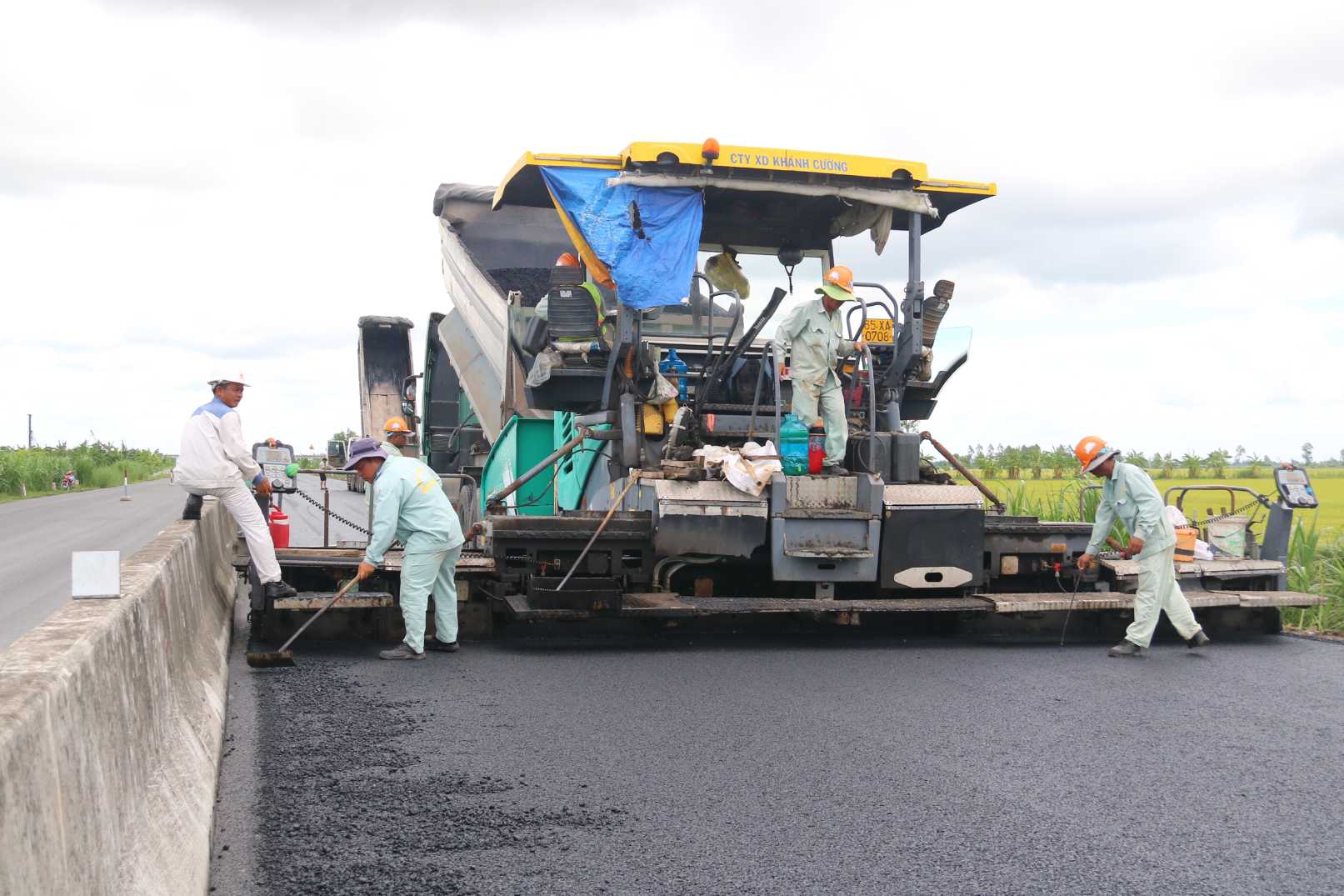 Ngay 6.8, thong tin den Bao Lao Dong, Ban Quan ly du an My Thuan cho biet, du an duoc khoi cong ngay 13.6.2024 va tien do hoan thanh theo hop dong la trong thang 9.2025. Hien nay, da hoan thanh cao boc tai che mong duong dat 100%.