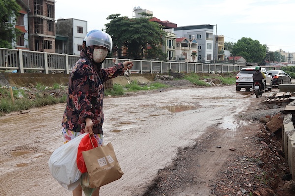 Ba Nguyen Thi Hoa phai chuyen cho o sau 4 lan nga xe tai khu vuc duong Ngo Quyen. Anh: Nguyen Linh