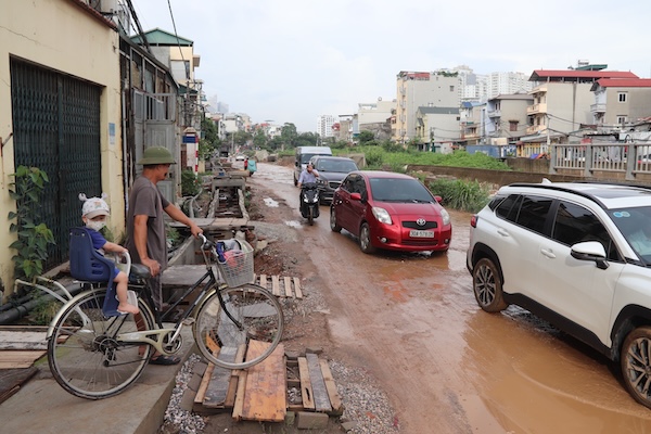 Phuong an thiet ke nang cot duong cao hon mat duong cu toi 1,45m dang day hang tram ho dan vao canh khon kho.