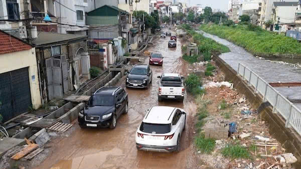 ハノイ市西部の排水システムを改善するプロジェクト、その中にはNgo Quyen通り(ハドン区)の改修項目が含まれており、都市の改修、浸水の解決が期待されています。写真:Nguyen Linh