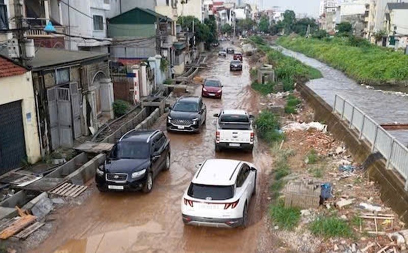 The project to improve the drainage system in the western area of Hanoi City, including the upgrade of Ngo Quyen Street (Ha Dong Ward), is expected to beautify the urban area and solve flooding. Photo: Nguyen Linh