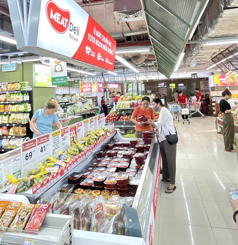Nguoi tieu dung chon thit u mat MEATDeli tai sieu thi. Anh: Hong Van