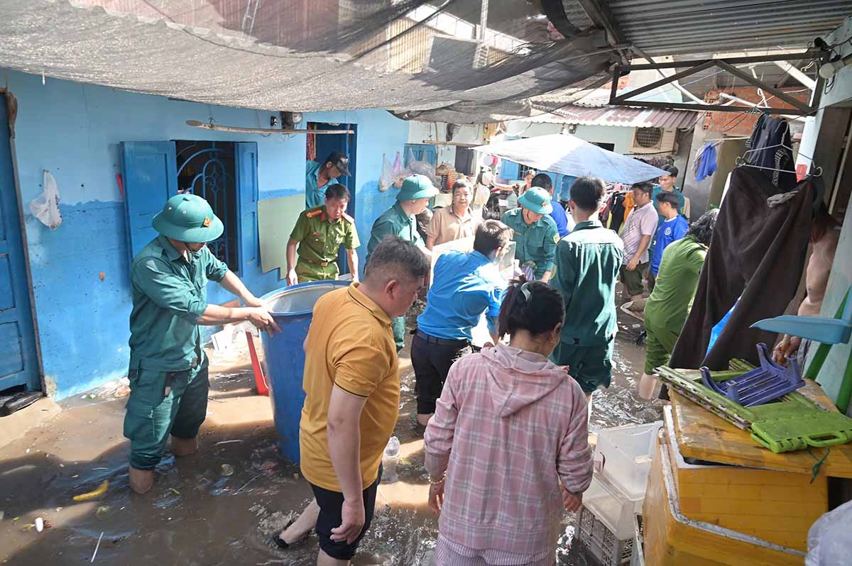 Den trua, luc luong chuc nang cung nguoi dan van dang khan truong don dep hien truong do tran mua lon toi 5.8. Anh: Nhu Quynh