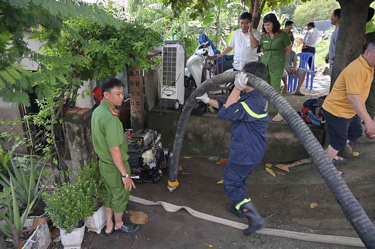 Dia phuong da huy dong may bom nuoc va luc luong ho tro nguoi dan don dep, khac phuc su co. Anh: Minh Tam