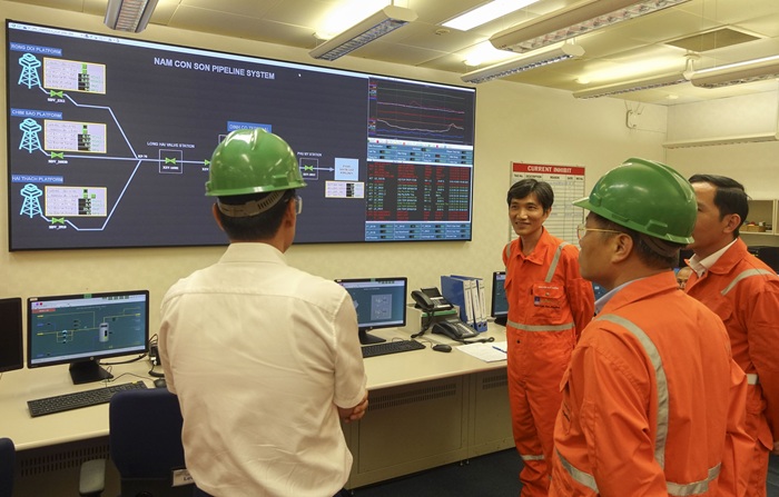 Lanh dao PV GAS lam viec voi cac ky su PV GAS NCSP tai phong dieu khien Nha may xu ly Khi Nam Con Son  
