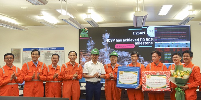 Lanh dao PV GAS tang qua chuc mung toi tap the PV GAS NCSP ve cot moc van chuyen an toan 110 ty m3 khi.