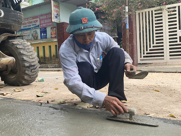 Mac du nang nong nhung nguoi lao dong van miet mai voi cong viec. Anh: Ngo Hien