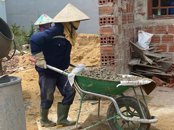 꽝찌에서 폭염 속에서 생계를 유지하는 노동자들. 사진: Ngo Hien