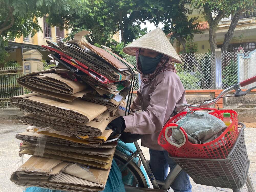 Nang nong, nhung nguoi lam nghe muu sinh ngoai troi to ra met moi. Anh: Ngo Hien