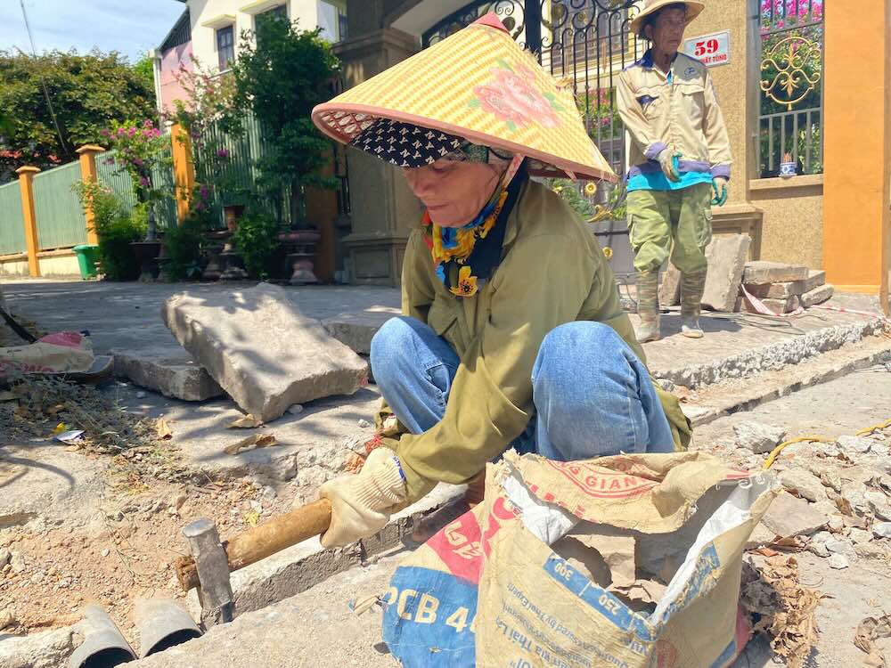 Tren cong truong, nhiet do toa ra, da tay, da mat cua cac cong nhan dau rat, buc boi. Anh: Ngo Hien