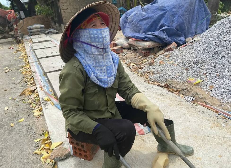 Cong nhan lam viec duoi nang nong vat va. Anh: Ngo Hien