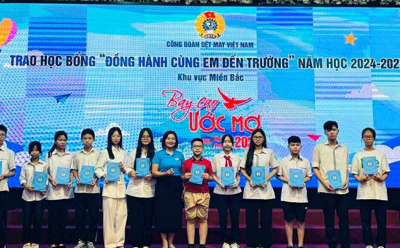 Ms. Pham Thi Thanh Tam - Member of the Executive Committee of the Vietnam General Confederation of Labor, President of the Vietnam Textile and Garment Trade Union (7th from left) presented the "Accompanying children to school" scholarship to workers. Photo: Thu Mai