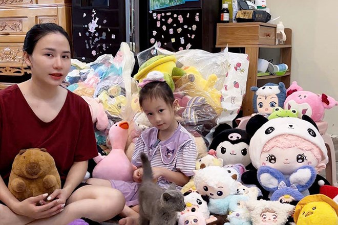 Em bé Điện Biên bán gấu bông góp tiền ủng hộ đồng bào vùng lũ