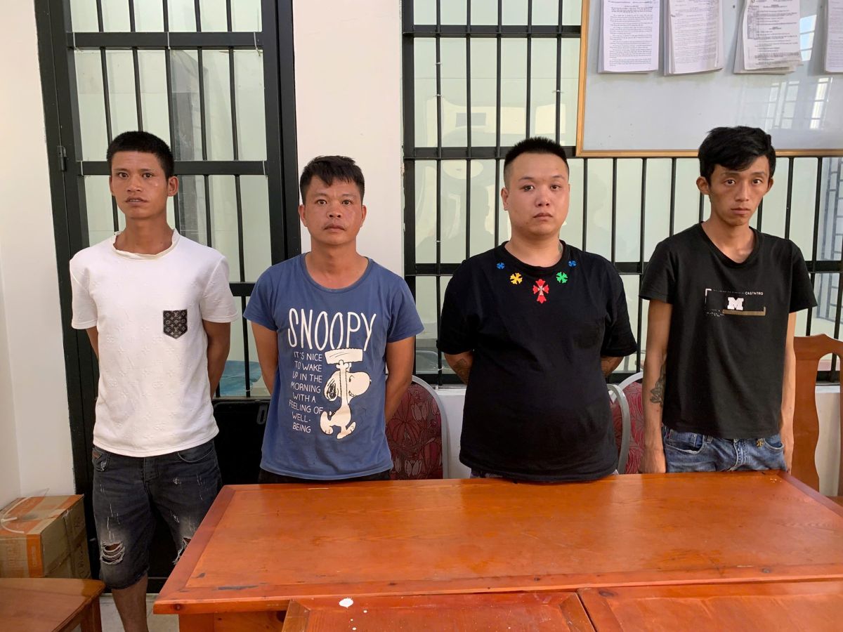 불법적으로 마약을 사용하는 용의자들. 사진: 하이퐁시 경찰
