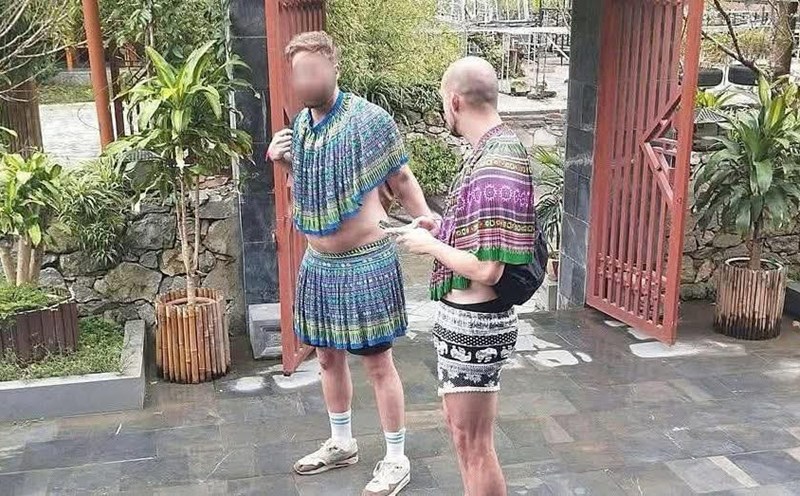 Image of Western tourists wearing dresses at tourist attractions. Photo: Nguyen Nam