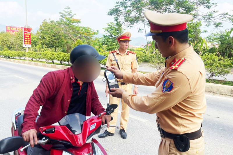Hơn 100 tài xế ở Cao Bằng vừa bị xử phạt vì vi phạm nồng độ cồn. Ảnh: Vũ Tiệp.