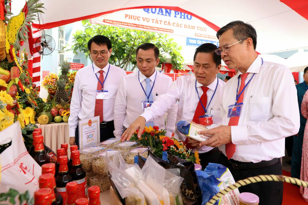 Ong Vo Anh Huy – Bi thu phuong Phuoc Thoi (thu hai, tu phai qua) gioi thieu san pham dia phuong cho cac dai bieu. Anh: Ta Quang