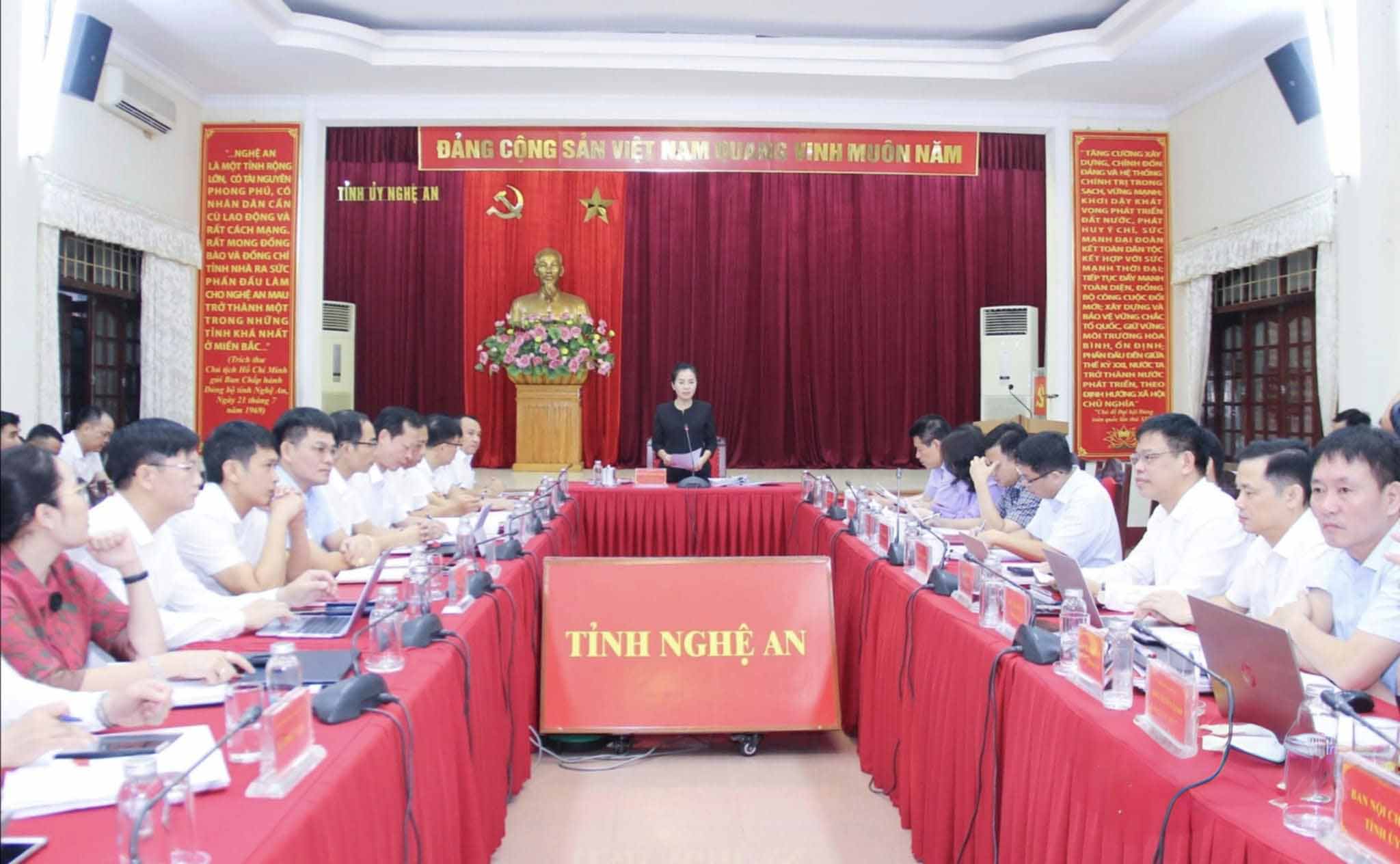 Ms. Vo Thi Minh Sinh - Deputy Secretary of the Provincial Party Committee, Chairwoman of the Provincial Vietnam Fatherland Front Committee, Head of the National Assembly Delegation of Nghe An Province, Head of Working Group No. 4 chaired a conference to approve the content of the commune party congress. Photo: Mai Hoa