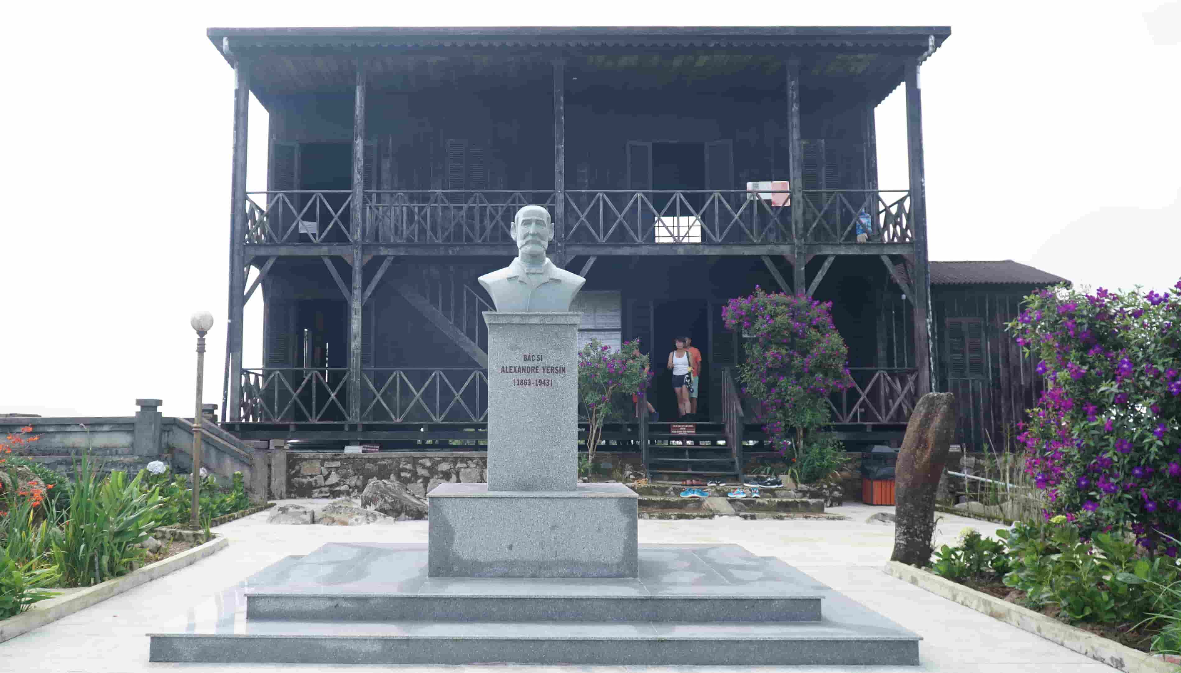 20 nam ve truoc, de tuong nho cong lao cua bac si Yersin, chinh quyen tinh Khanh Hoa cho phep mot doanh nghiep phuc dung lai can nha go cua ong voi ket cau tuong tu tren nen mong cu.  Anh: Huu Long