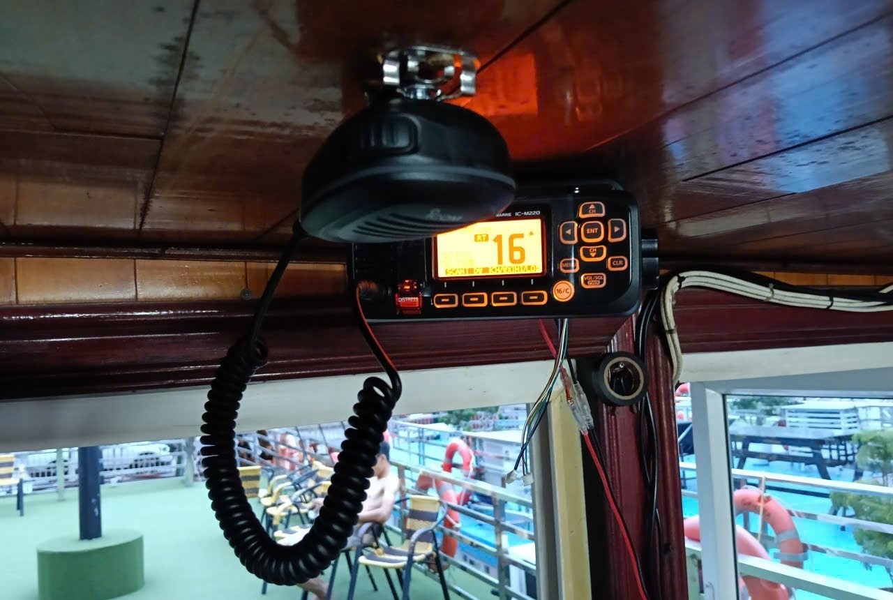 Mot tau du lich vinh Ha Long vua duoc lap he thong AIS - VHF. Anh: Nguyen Hung