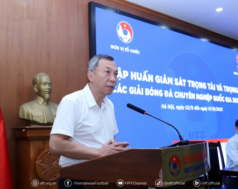 Chu tich VFF Tran Quoc Tuan giao nhiem vu cho cac trong tai va giam sat trong tai. Anh: VFF