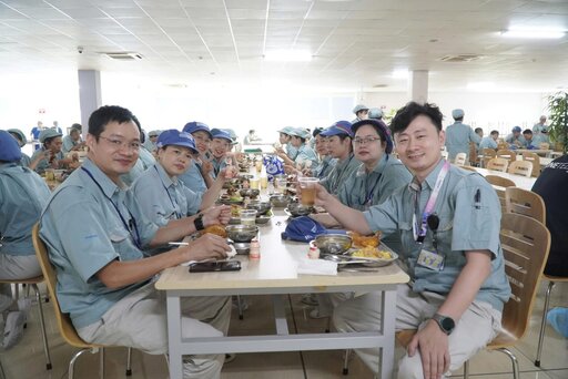 기업 지도부와 노동조합 간부가 노동자들과 함께 노동조합 식사를 하고 있습니다. 사진: Ngoc Anh