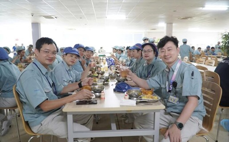 Business leaders and union officials shared a Union Meal with workers. Photo: Ngoc Anh