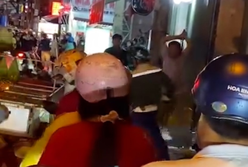 2人の男性が車の流れの中で乱闘に突入。写真:Anh Vu