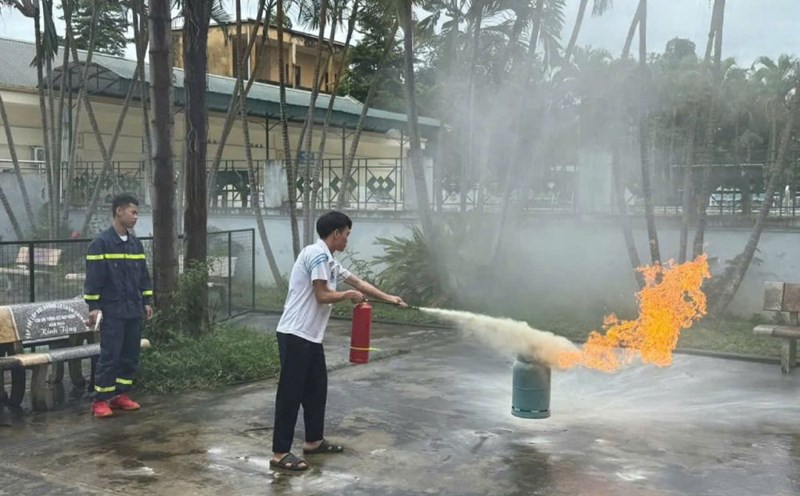Workers participate in fire prevention and fighting training organized by Dien Bien Provincial Police. Photo: Quang Huy