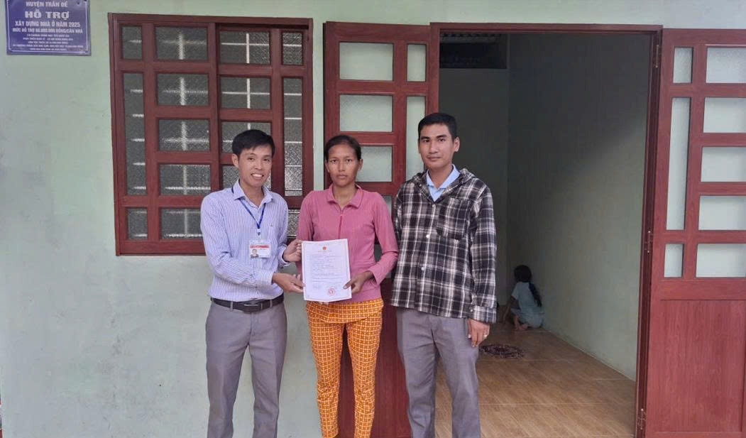 Lanh dao Trung tam phuc vu trung tam hanh chinh cong xa Lieu Tu, TP Can Tho den tan nha trao ket qua thu tuc hanh chinh cho nguoi dan. Anh: Dia phuong cung cap.