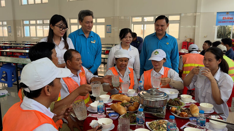 노동조합 식사는 노동자에게 보내는 정신적인 선물입니다. 사진: 호앙록