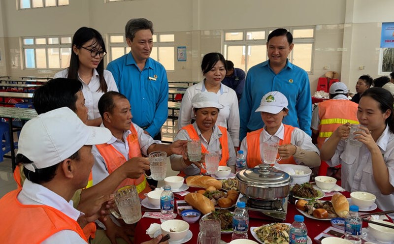 Union meals, a spiritual gift sent to workers. Photo: Hoang Loc