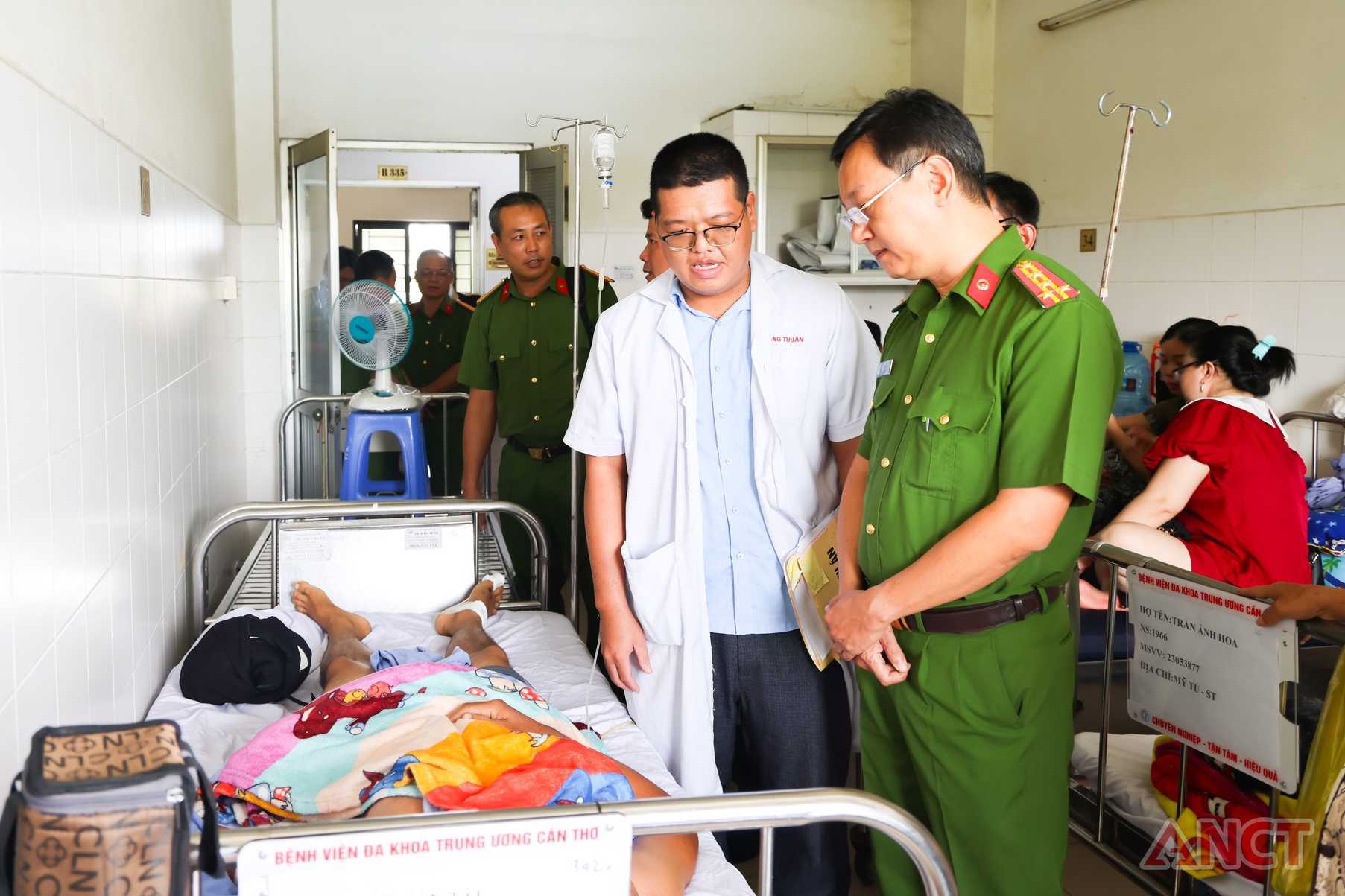 Dai ta Bui Duc An - Pho Giam doc Cong an TP cung doan cong tac den tham dong chi Bui Tan Tai, to vien To An ninh trat tu (ANTT) co so xa Dong Phuoc bi thuong trong qua trinh thuc hien nhiem vu. Anh: Cong an Can Tho