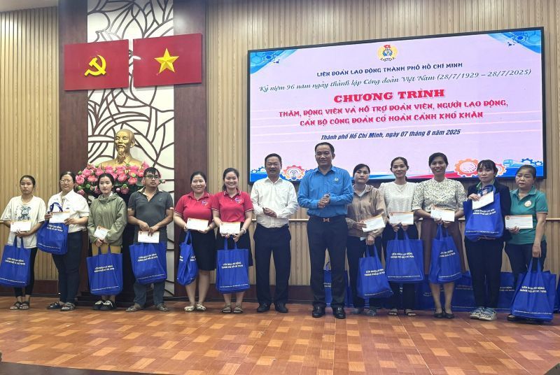 Doan vien cong doan, nguoi lao dong co hoan canh kho khan nhan qua tang do To Cong tac quan ly dia ban so 7 cua LDLD TPHCM trao tang. Anh: Duc Long
