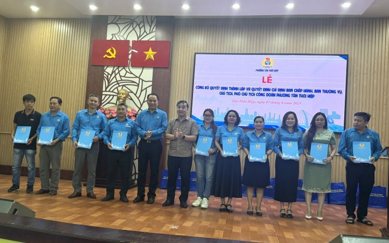 Dang Trung Dung 씨 - 호치민시 노동총연맹 부위원장(왼쪽에서 다섯 번째) - 및 Nguyen Tan Luc 씨 - Tan Thoi Hiep 구 당위원회 상임 부서기장(왼쪽에서 여섯 번째) - Tan Thoi Hiep 구 노동조합 인정 결정 수여. 사진: Duc Long