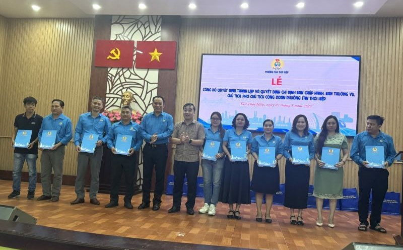 Mr. Dang Trung Dung - Vice Chairman of the Ho Chi Minh City Labor Federation (5th, from left) - and Mr. Nguyen Tan Luc - Standing Deputy Secretary of the Tan Thoi Hiep Ward Party Committee (6th, from left) - presented the decision to recognize the Tan Thoi Hiep Ward Trade Union. Photo: Duc Long