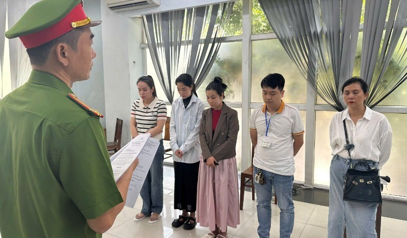 Co quan Canh sat dieu tra Cong an TP Da Nang khoi to bi can doi voi 7 doi tuong la Quan ly nhan su va nhan vien tai Phong kham Da Khoa Quoc te Da Nang (co dia chi tai 180 Tran Phu, TP Da Nang) ve hanh vi “Lua doi khach hang”. Anh: CACC